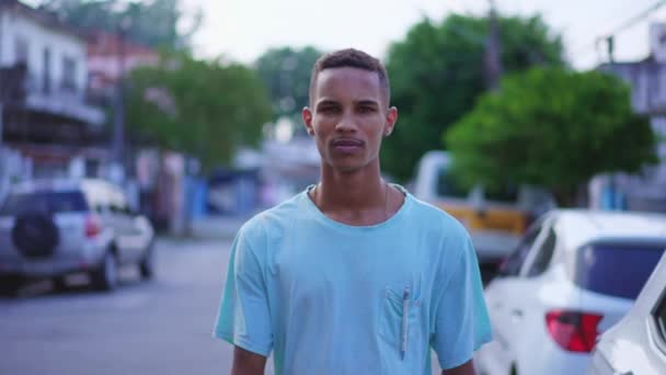 Giovane Brasiliano Nero Pensieroso Che Cammina Strada Con Sguardo Contemplativo — Video Stock