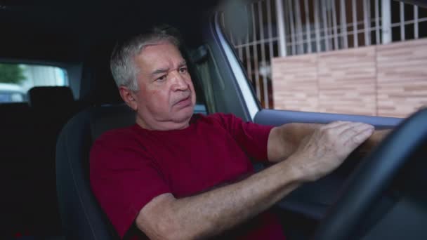 車内でトラウマを覚えている高齢者 うつ病や精神疾患 罪悪感に苦しむ — ストック動画
