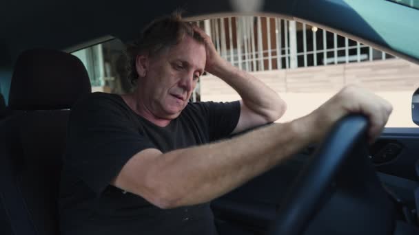 Ein Depressiver Senior Der Einer Psychischen Erkrankung Fahrzeug Leidet Hält — Stockvideo