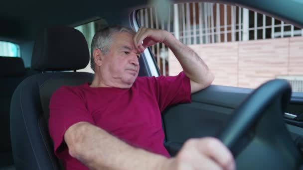 Homem Sênior Lutando Com Dificuldades Vida Dentro Veículo Estacionado Rua — Vídeo de Stock