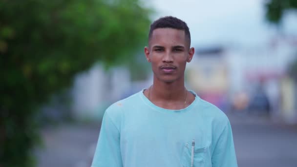 严肃的巴西青年男子站在城市街 真实的南美肖像 — 图库视频影像
