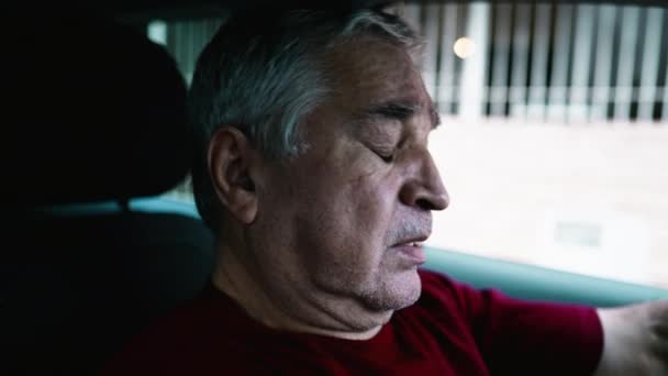 Idősebb Férfi Szenved Érzelmi Kétségbeesés Parkol Autóban Idősebb Ember Támaszkodik — Stock videók