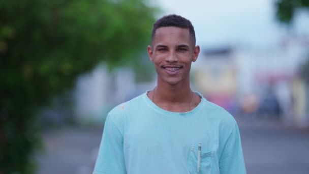 Auténtico Retrato Joven Brasileño Amigable Calle Urbana — Vídeo de stock