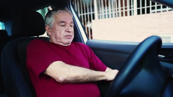 困難に苦しむシニアマン 駐車された車の中で立っている 不安に苦しむ — ストック動画