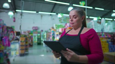 Süpermarket zincirinin stresli kadın çalışanı iş yerinde masa başı ekranına bakarken hayal kırıklığı ve endişe hissediyor