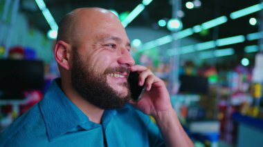 Mutlu Sakallı Adam Güney Amerika Mağazasında Telefon Sohbeti Yapıyor Modern Akıllı Telefonlu Sıradan Bireysel