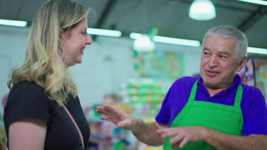 Kıdemli Market Çalışanı Kadın Müşteri ile Sohbet, Önlüklü Alışveriş Yöneticisi