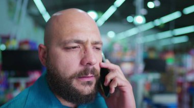 Telefonda Yoğun Konsantrasyonlu Şüpheli Adam, Kulağında Akıllı Telefonla Bireysel Dinleme