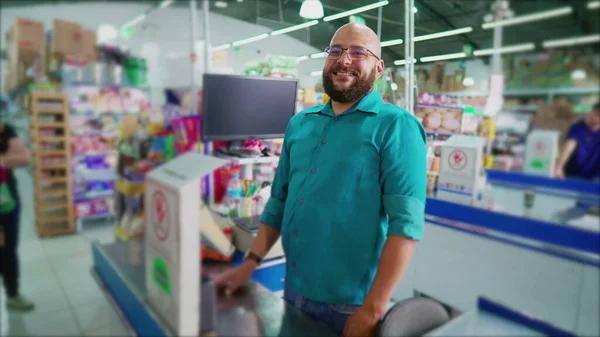 Szczęśliwy Pracownik Supermarketu Stojący Przy Kasie Uśmiechnięty Kamery South American — Zdjęcie stockowe