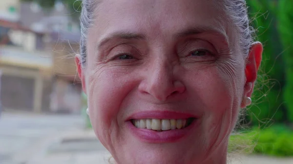 Mujer Madura Agrietando Una Sonrisa Sintiendo Felicidad Pie Afuera Calle —  Fotos de Stock