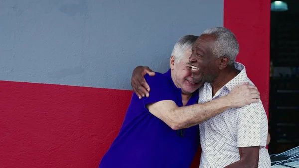 Mutlu Farklı Eski Arkadaş Otantik Etkileşimi Çak Beşlik Kaldırımda Ayakta — Stok fotoğraf