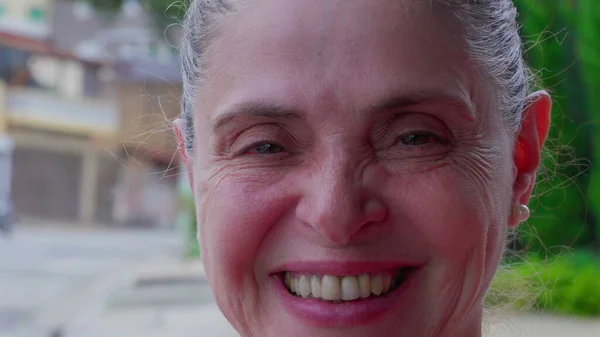 市街地の外に立っている幸せを感じる笑顔をクラッキング成熟した女性 50代女性の白人自発的な笑顔 — ストック写真