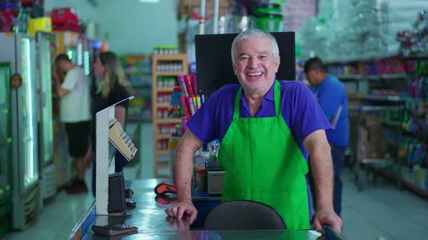 Uśmiechnięty Starszy Personel Supermarketu Kasy Happy Gray Włosy Przyjazny Pracownik — Zdjęcie stockowe