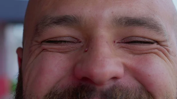 30代の男性の1人が しわの笑顔で目を閉じている 男性のタイトマクロクローズアップ — ストック写真