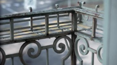 Çiçek saksıları, paslı metal barlar, apartman dairesine koymak için eski, boş balkon demiryolu ayrıntıları.