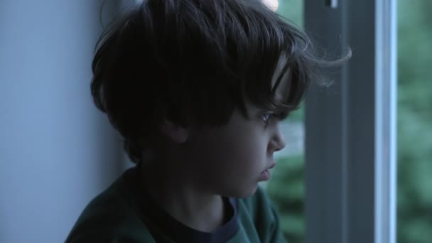 悲伤的孩子在寂静的绝望中 坐在公寓大楼的窗边 表现出深深的沮丧和忧郁的情绪 — 图库视频影像