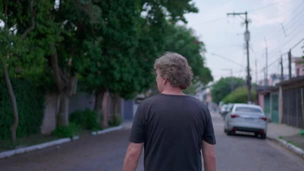 Один Счастливый Пожилой Человек Идущий Вперед Улице Поворачивается Камере Улыбаясь — стоковое видео