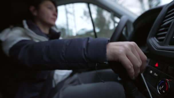 Mujer Conduciendo Camión Alquiler Interior Del Coche Movimiento Conductor Femenino — Vídeos de Stock
