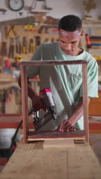 Jovem Aprendiz Carpinteiro Trabalhando Oficina Carpintaria Com Ferramenta Perfuração Reparando — Vídeo de Stock