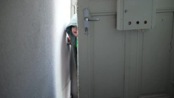 Criança Abrindo Porta Frente Chegando Casa Menino Feliz Entra Residência — Vídeo de Stock