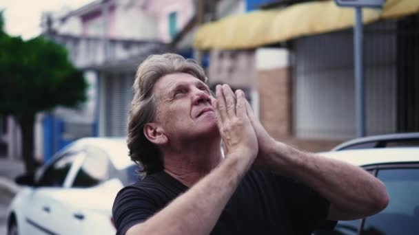 Hombre Espiritual Mayor Orando Dios Mientras Está Pie Calle Ciudad — Vídeos de Stock