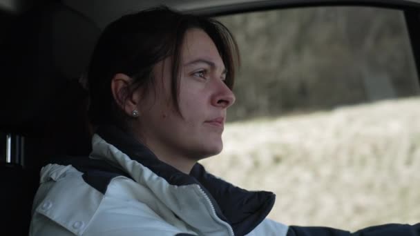 Profil Femme Concentrée Conduisant Une Voiture Camion Intérieur Véhicule Avec — Video