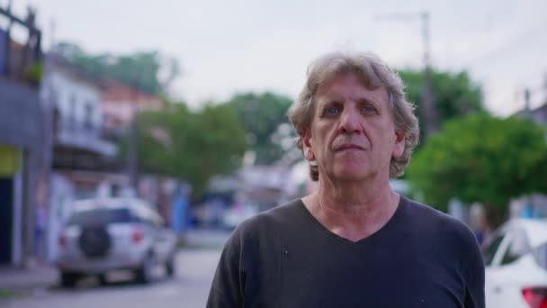 深い精神的な反省の中で通りを歩いている高齢者 都市環境を散策する古い白人男性の熟考的な思考的な感情 — ストック動画