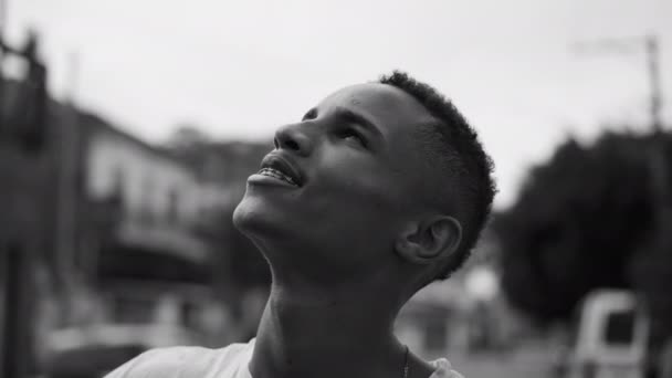 Hombre Afroamericano Fiel Mirando Cielo Con Esperanza Joven Alegre Sonriente — Vídeos de Stock