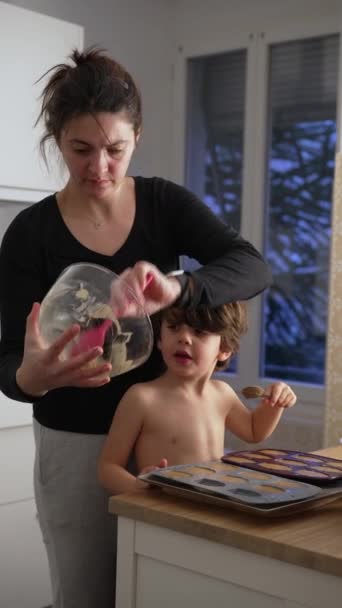 Anne Çocuk Mutfakta Birlikte Yemek Pişiriyorlar Annem Küçük Çocukla Kek — Stok video