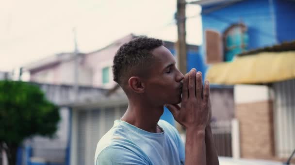 Fiel Hombre Sudamericano Calle Urban Mirando Hacia Arriba Adoración Oración — Vídeo de stock