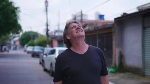 Hombre Mayor Mirando Cielo Parado Calle Urbana Primer Plano Seguimiento — Vídeo de stock