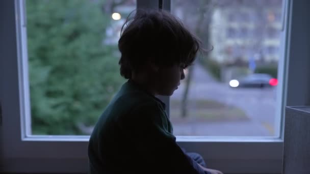 Criança Triste Deprimida Com Expressão Melancólica Olhando Para Baixo Sentada — Vídeo de Stock