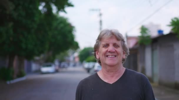 Fröhlicher Älterer Mann Der Auf Einem Täglichen Spaziergang Urbaner Umgebung — Stockvideo