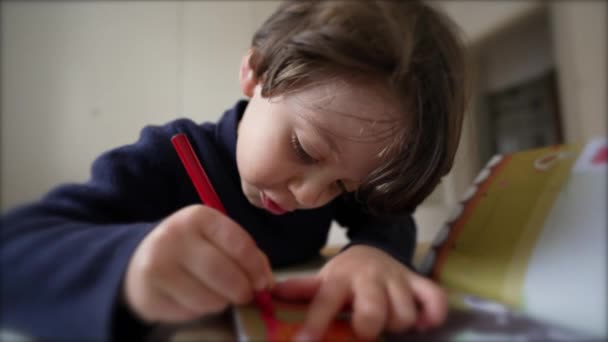 Фокусоване Навчання Дитини Вдома Концентрований Маленький Хлопчик Робить Творчу Діяльність — стокове відео