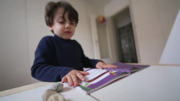 Çocuk Resimlere Mesajlara Bakarak Kitap Sayfalarını Çeviriyor Küçük Çocuk Anaokulu — Stok video