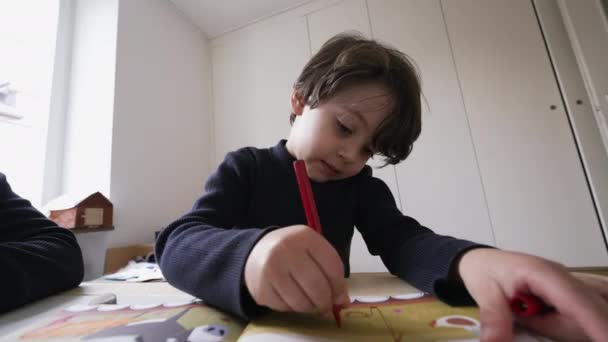 Mały Chłopiec Rysujący Papierze Skoncentrowanym Wyrazie Twarzy Dziecko Zaangażowane Kolorowanki — Wideo stockowe