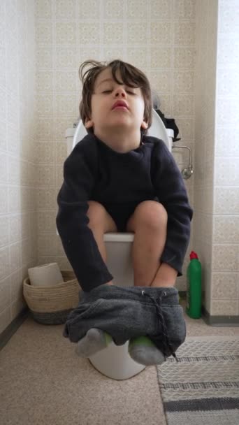 Banyoda Tuvalette Oturan Bir Küçük Çocuk Dikey Videoda Çocukluk Tuvalet — Stok video