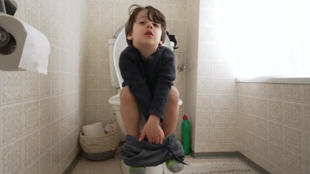 Dzieciństwo Potty Training Concept Mały Chłopiec Siedzi Toalecie Nauka Higieny — Wideo stockowe