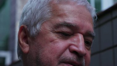 Son sınıf öğrencisinin UMUT ve FAITH ile gökyüzüne baktığı yakın çekim yüzü. Dindar, dindar, yaşlı bir insan, başını yukarı kaldırıyor ve gülümsüyor.