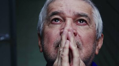 Tanrı 'ya dua eden dindar yaşlı bir adam. Ruhsal tefekküre dalmış gözleri kapalı. UMUT ve FAITH 'teki tıraşsız, dindar, son sınıf öğrencisinin yakın plan yüzü.