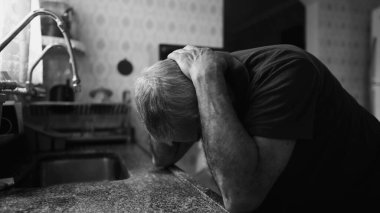 Ümitsizlik içindeki dramatik son sınıf öğrencisi evde tek renkli, siyah beyaz bir evde akıl hastalığıyla boğuşuyor. Yaşlı kişi çaresizlik içinde tek başına acı çekiyor.