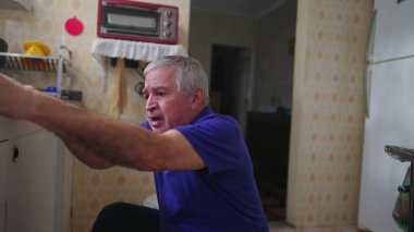 Son sınıf öğrencisi evde tek başına kalp krizi geçirdi mutfak lavabosuna yaslandı ve dramatik bir şekilde yere düştü. Hastalıkla mücadele eden yaşlı kişi