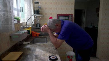 Son sınıf öğrencisi Umutsuzluk, Stres ve Endişe içinde Tek Başına Acı Çekiyor.