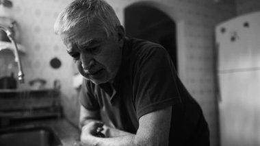 Ümitsizlik içindeki dramatik son sınıf öğrencisi evde tek renkli, siyah beyaz bir evde akıl hastalığıyla boğuşuyor. Yaşlı kişi çaresizlik içinde tek başına acı çekiyor.