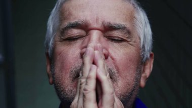 Tanrı 'ya dua eden dindar yaşlı bir adam. Ruhsal tefekküre dalmış gözleri kapalı. UMUT ve FAITH 'teki tıraşsız, dindar, son sınıf öğrencisinin yakın plan yüzü.