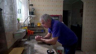 Son sınıf öğrencisi Umutsuzluk, Stres ve Endişe içinde Tek Başına Acı Çekiyor.