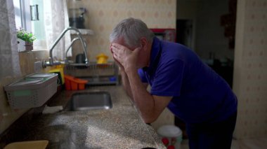 Son sınıf öğrencisi Umutsuzluk, Stres ve Endişe içinde Tek Başına Acı Çekiyor.