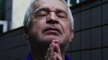 Sadık kıdemli bir adam UMUT ve GRATITUDE 'da gözlerini kapayarak Tanrı' ya dua ediyor. Meditasyon yapan Dindar Yaşlılar Ruhsal Üstünlük 'te el ele tutuşuyorlar.