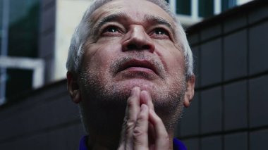 Sadık kıdemli bir adam UMUT ve GRATITUDE 'da gözlerini kapayarak Tanrı' ya dua ediyor. Meditasyon yapan Dindar Yaşlılar Ruhsal Üstünlük 'te el ele tutuşuyorlar.