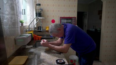 Son sınıf öğrencisi Umutsuzluk, Stres ve Endişe içinde Tek Başına Acı Çekiyor.